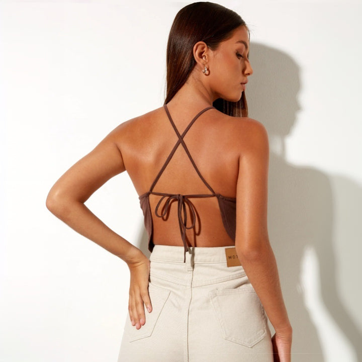 Haut à dos nu pour femmes avec découpe en trou de serrure raffinée et fronces Chic & Stil