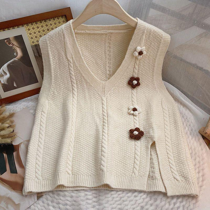 Ladies chunky knit cardigan with V-neckline and floral accents Lune London