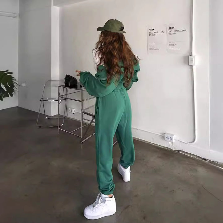 Ensemble décontracté pour femmes avec crop hoodie et joggers Chic & Stil