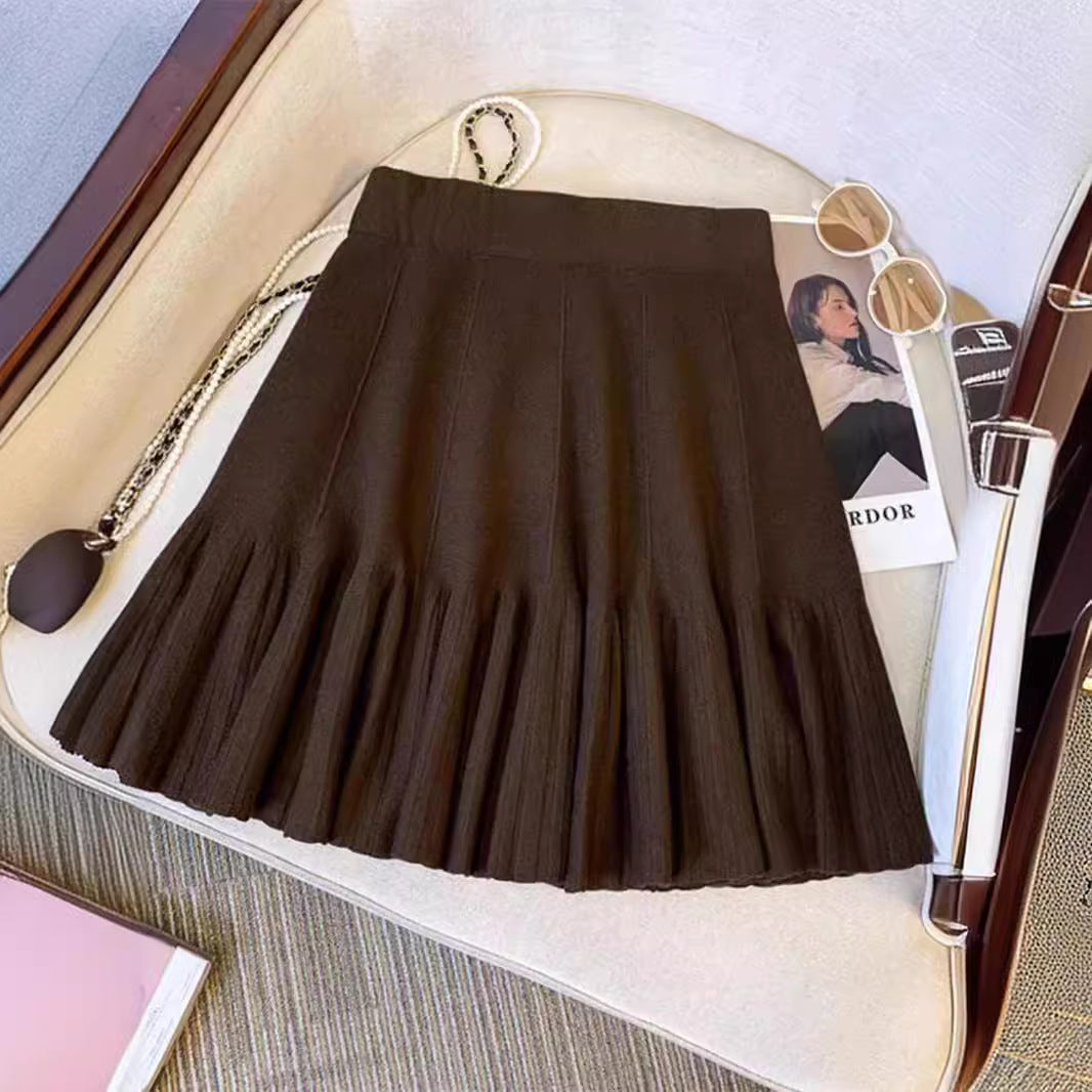Pleated skirt for women with an elegant bell shape Lune London