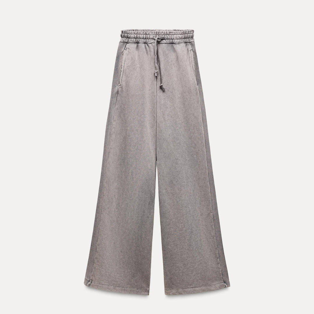 Trendy outfit for women with cropped hoodie and wide pants Lune London
