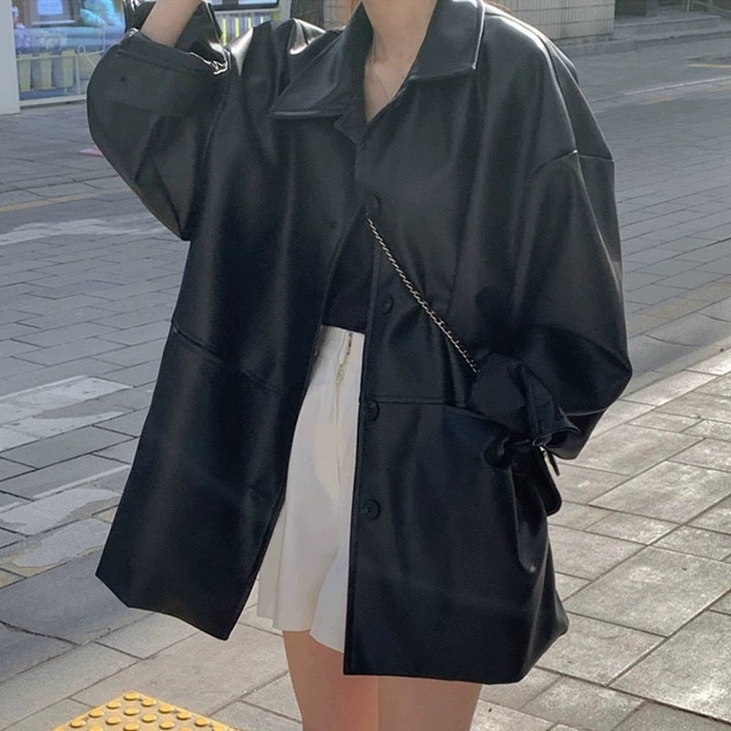 Women's fashionable long jacket made of high-quality artificial leather with practical pockets and a casual cut Chic & Stil