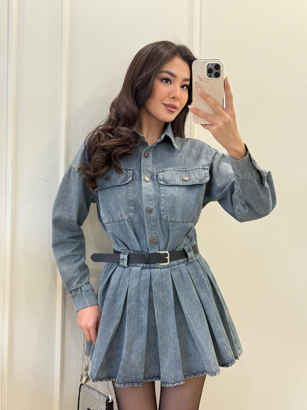 Robe chemisier en jean pour femmes avec détail de ceinture et jupe plissée Chic & Stil