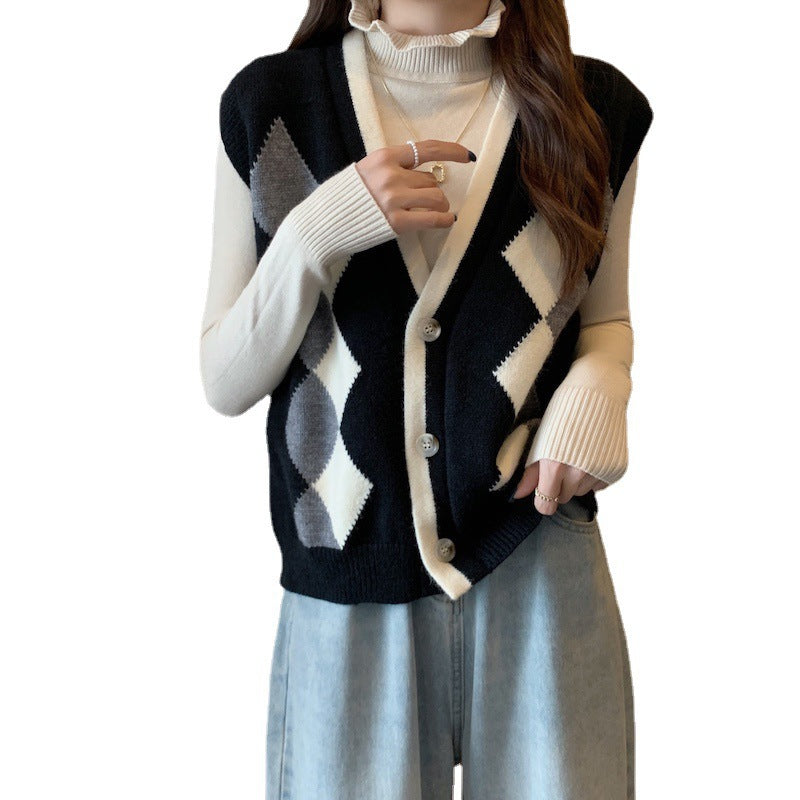 Knitted vest for women with diamond patterns and button details Lune London