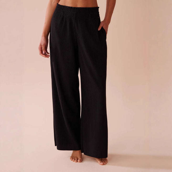 Casual pleated pants for women with elastic waistband and side pockets Lune London
