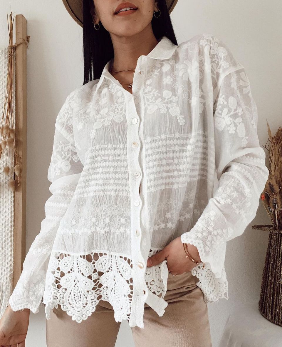 Blouse pour femmes avec broderies florales et dentelle décorative Chic & Stil