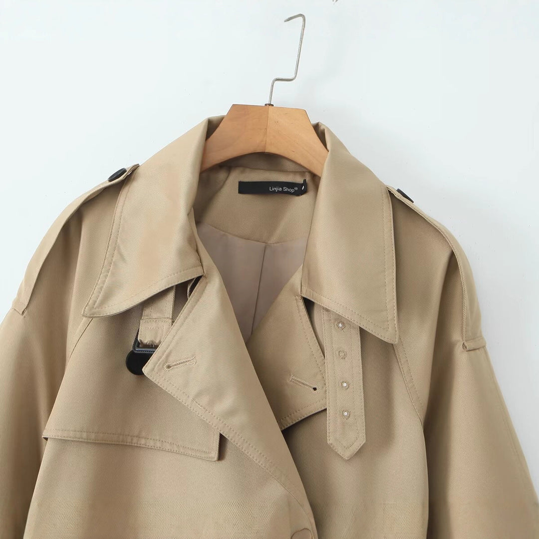 Ladies' trench coat with a modern cut and practical pockets Lune London