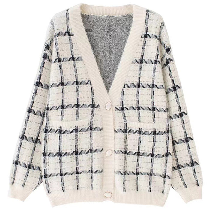 Ladies oversized cozy wool sweater with chic check pattern and style