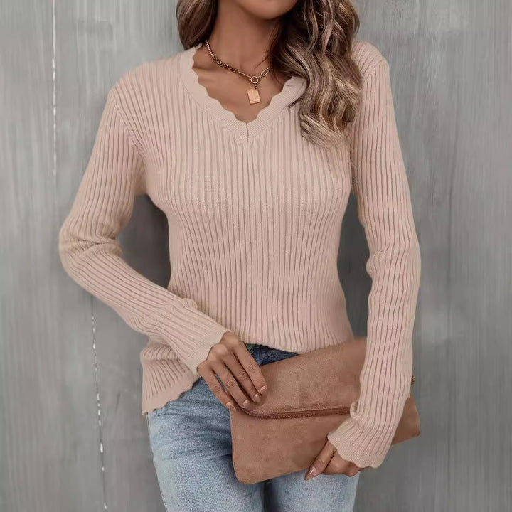 Pull en rib avec col en V pour femmes et bord ondulé Chic & Stil