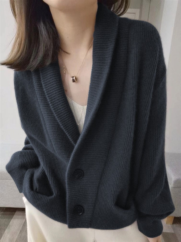 Cardigan en tricot épais pour femme avec une coupe généreuse et des revers classiques Chic & Stil