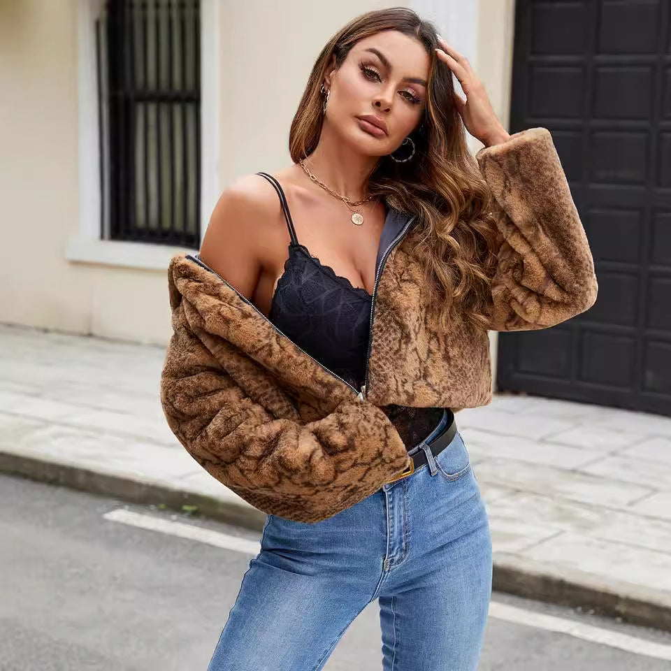 Faux fur jacket for women with contrasting details and a trendy cut Lune London