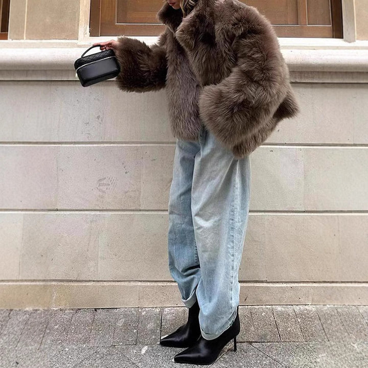 Trendy short women's jacket in high-quality faux fur with a stylish collar Lune London