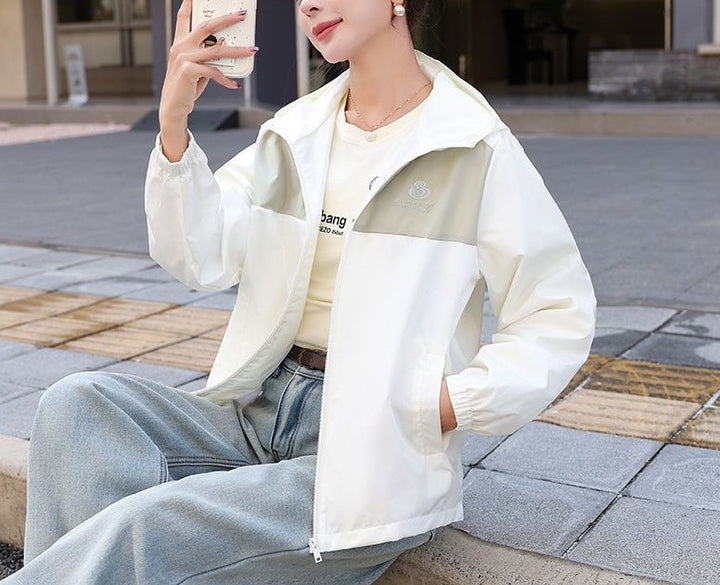 Veste de transition légère pour femmes avec un design pratique à capuche Chic & Stil