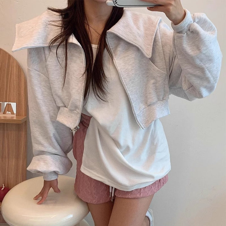 Veste sweat-shirt cropped moderne pour femmes avec un large col Chic & Stil