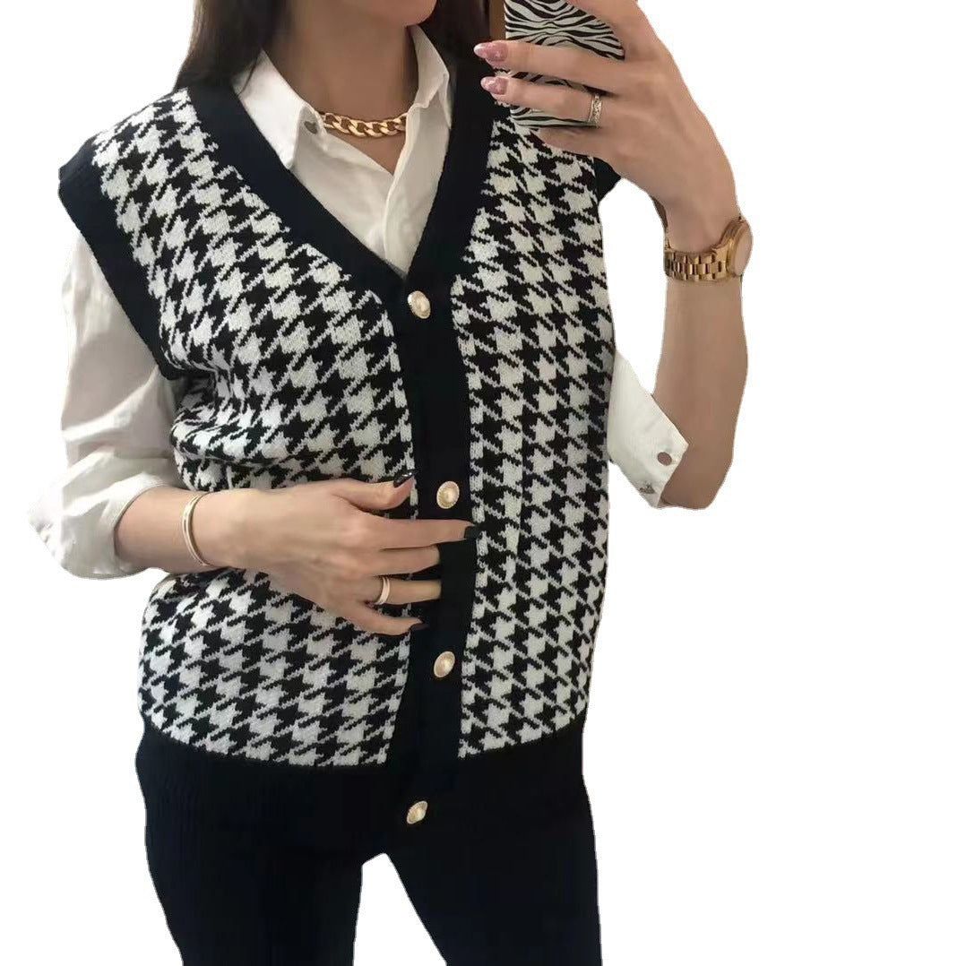 Knitted vest for women with houndstooth pattern and elegant pearl buttons Lune London