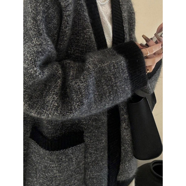 D cardigan confortable pour femmes avec un profond col en V et de grandes poches