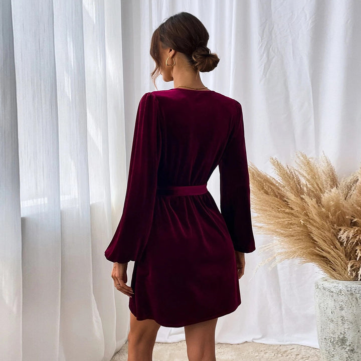 Robe en velours pour femme avec décolleté en V profond et ceinture à la taille Chic & Stil