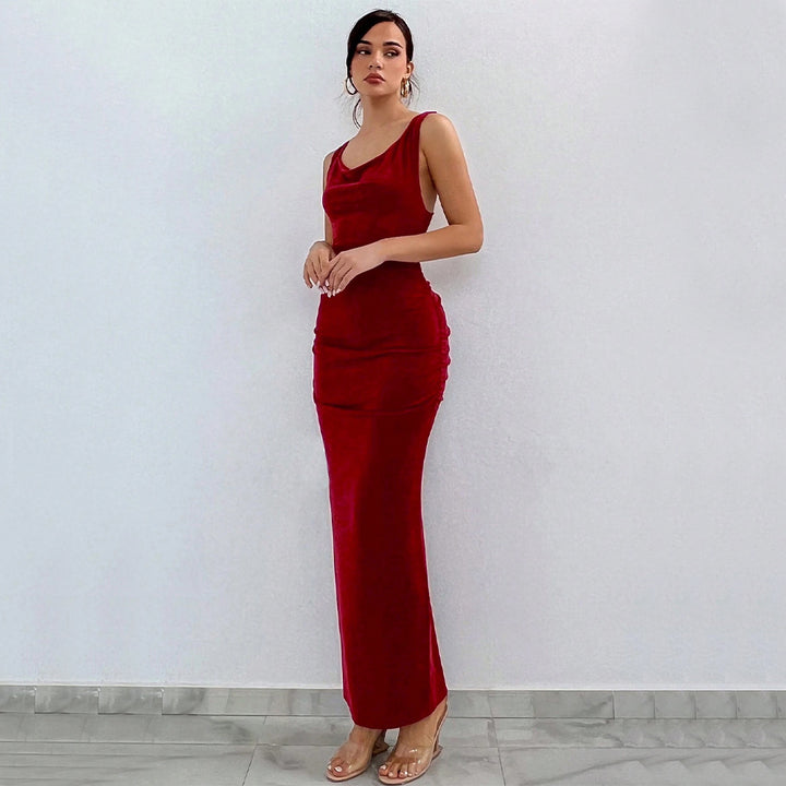 Robe maxi pour femmes avec un élégant décolleté en cascade et des détails froncés Chic & Stil