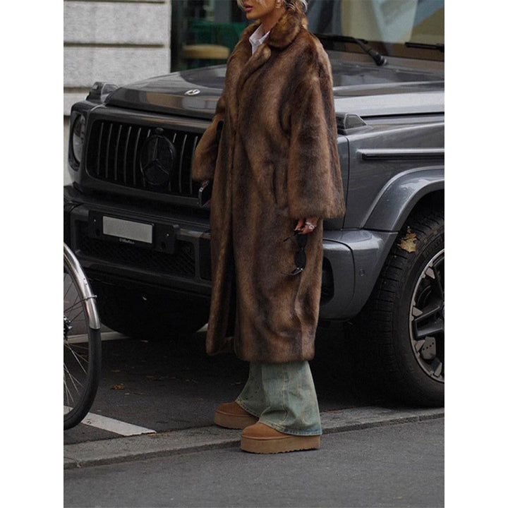 Women Luxurious Faux Fur Coat with Large Lapels and Soft Lining Lune London