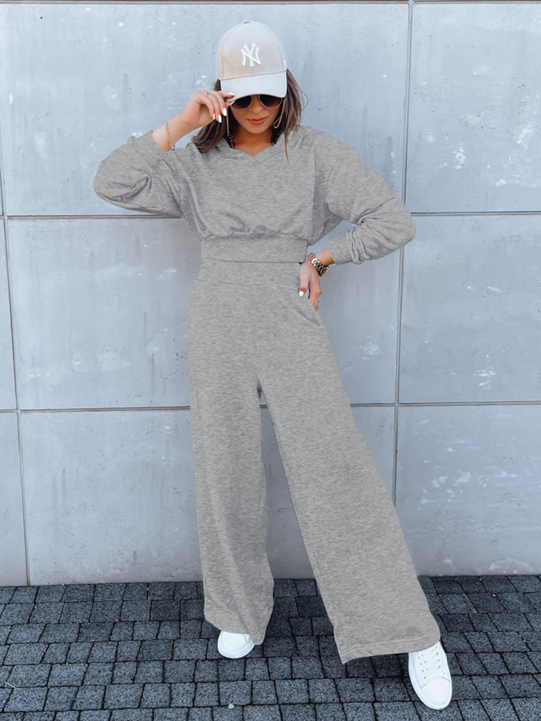 Combinaison décontractée pour femmes avec jambes larges et capuche pratique Chic & Stil