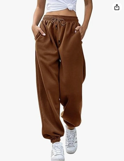 Women's casual sweatpants with high waistband and side zipper pockets Chic & Stil