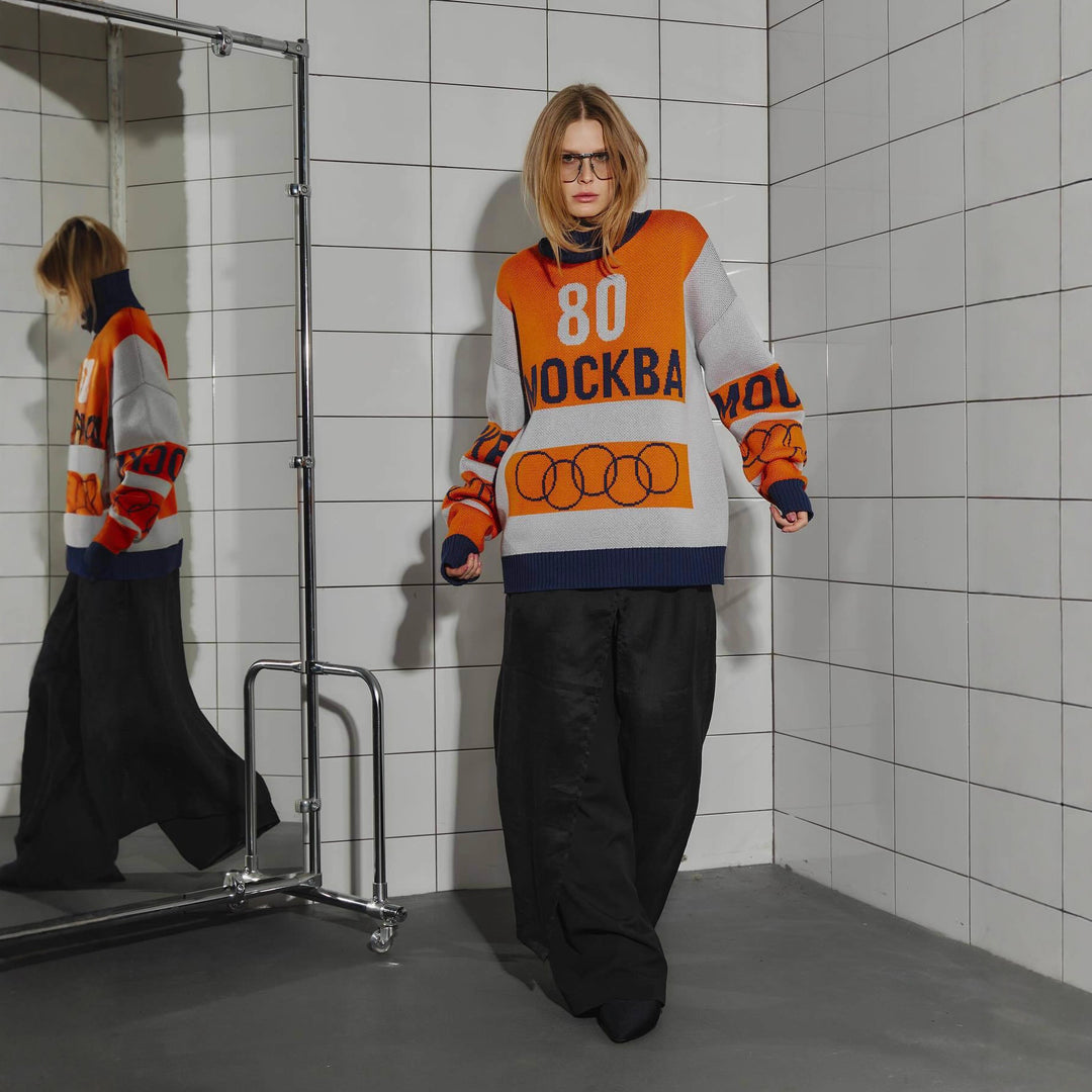 Pull décontracté pour femmes avec un design graphique accrocheur et un ourlet profond Chic & Stil