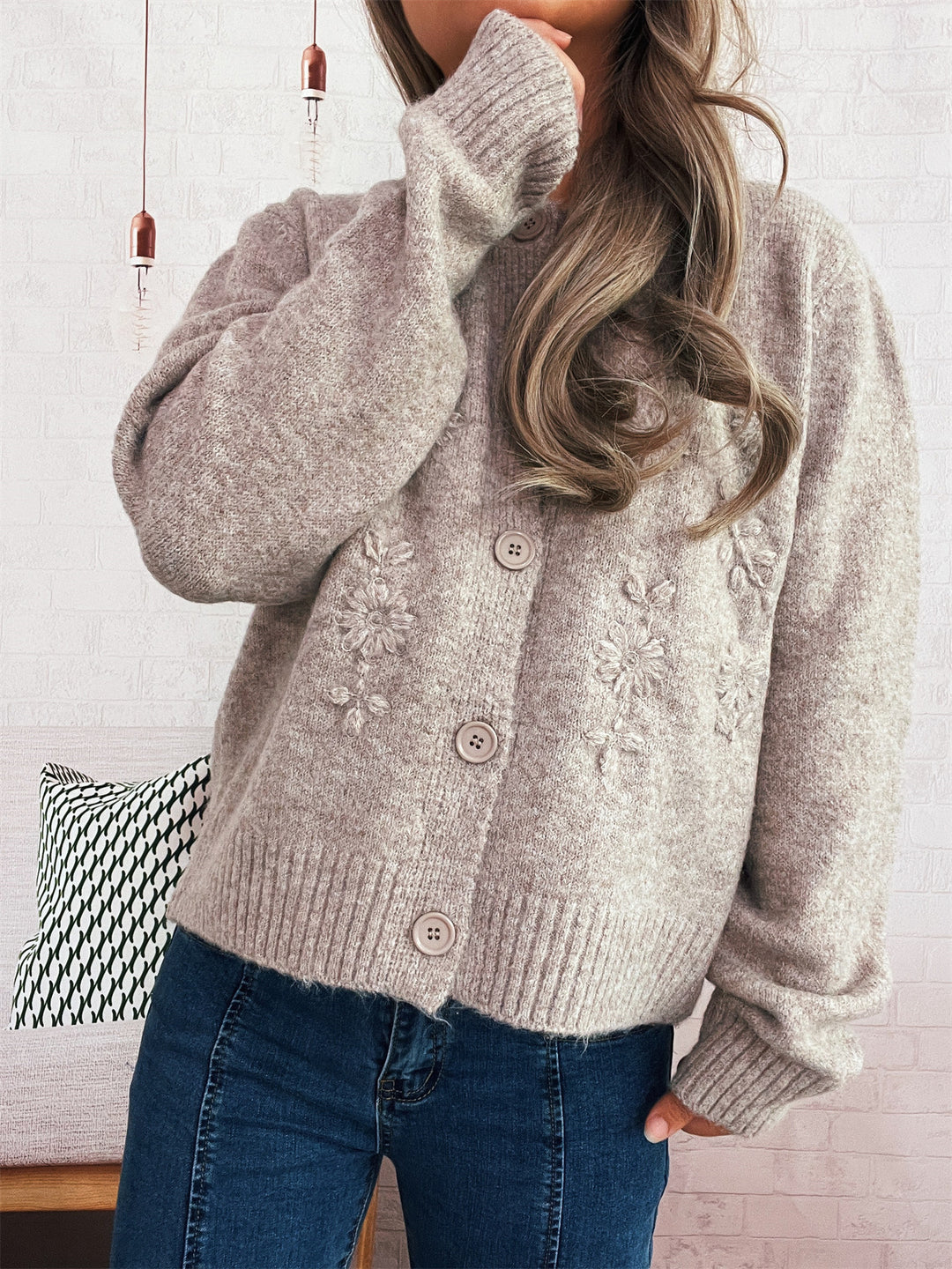 Cardigan en tricot ample pour femmes avec des appliques florales et des détails de boutons Chic & Stil