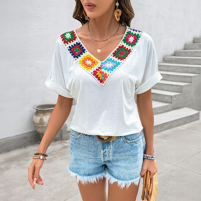 T-shirt féminin à la mode avec col en crochet coloré Chic & Stil