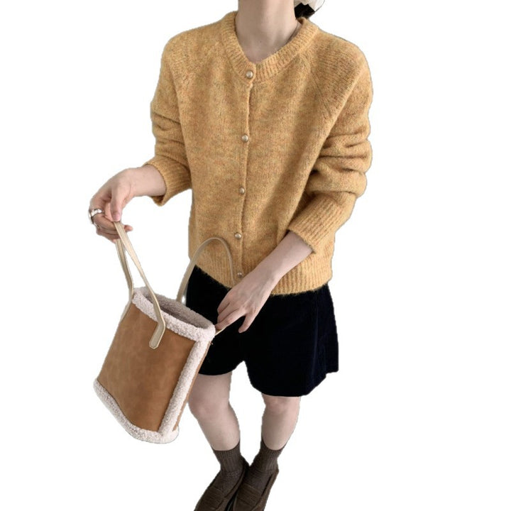 Cardigan en tricot moelleux pour femmes avec un col rond confortable et de vrais boutons Chic & Stil