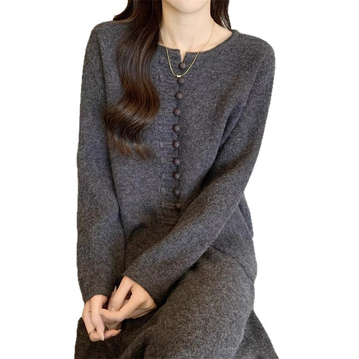 Ensemble en tricot pour femmes avec design classique de boutons et jupe fluide Chic & Stil