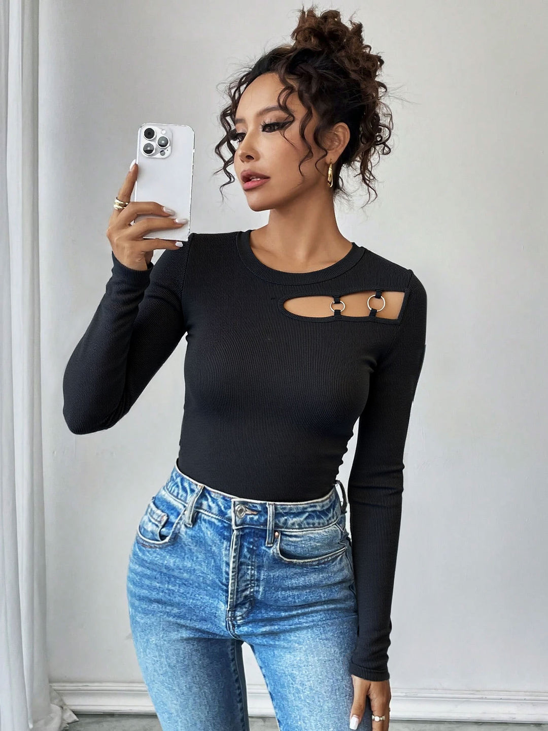 Chemise à manches longues pour femme avec un design asymétrique à découpes et des détails en anneau à la mode Chic & Stil