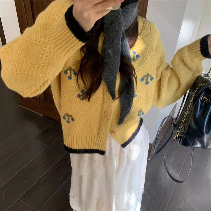 Elegant knitted cardigan for women with unique pattern and chic button details