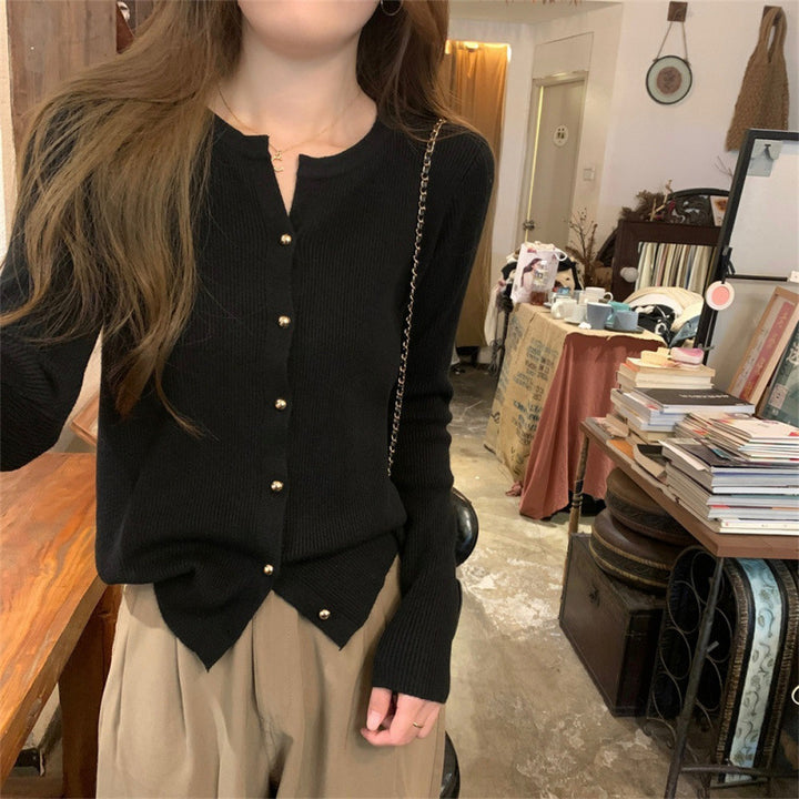Cardigan en tricot élégant pour femmes avec détails en boutons et structure en fine côtes Chic & Stil