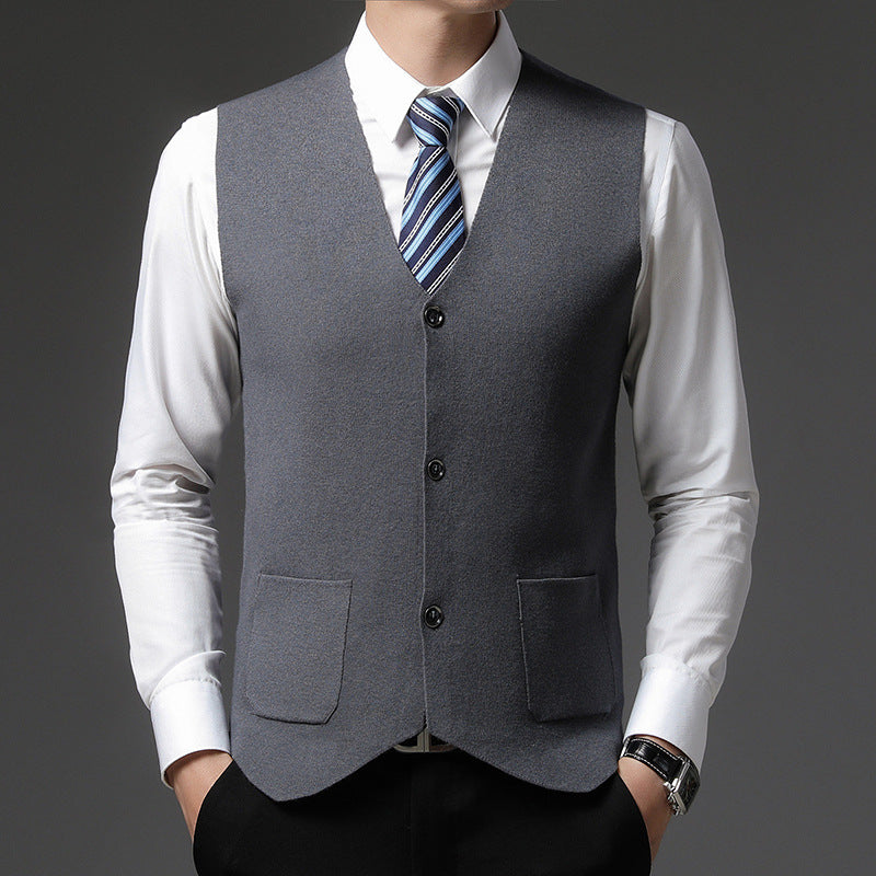 Elegant knitted vest for men with a modern cut and practical pockets Chic and Style