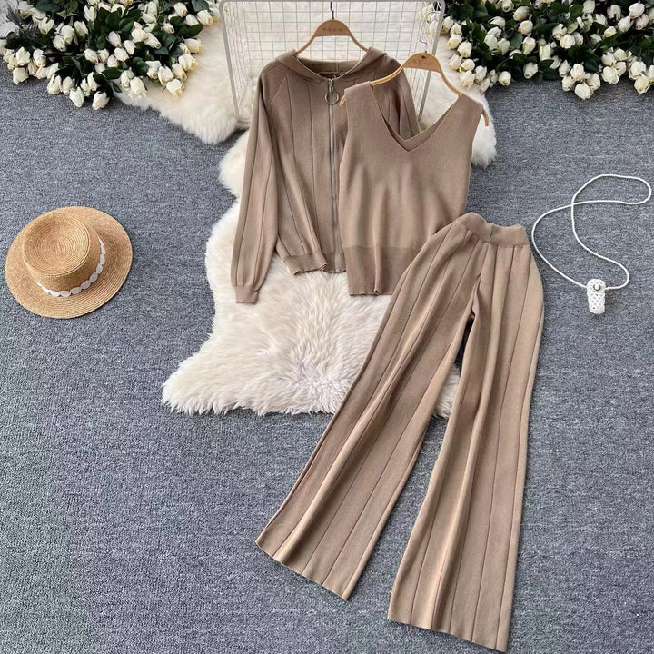 Lune London trendy knitted loungewear set for women with V-neck and hood