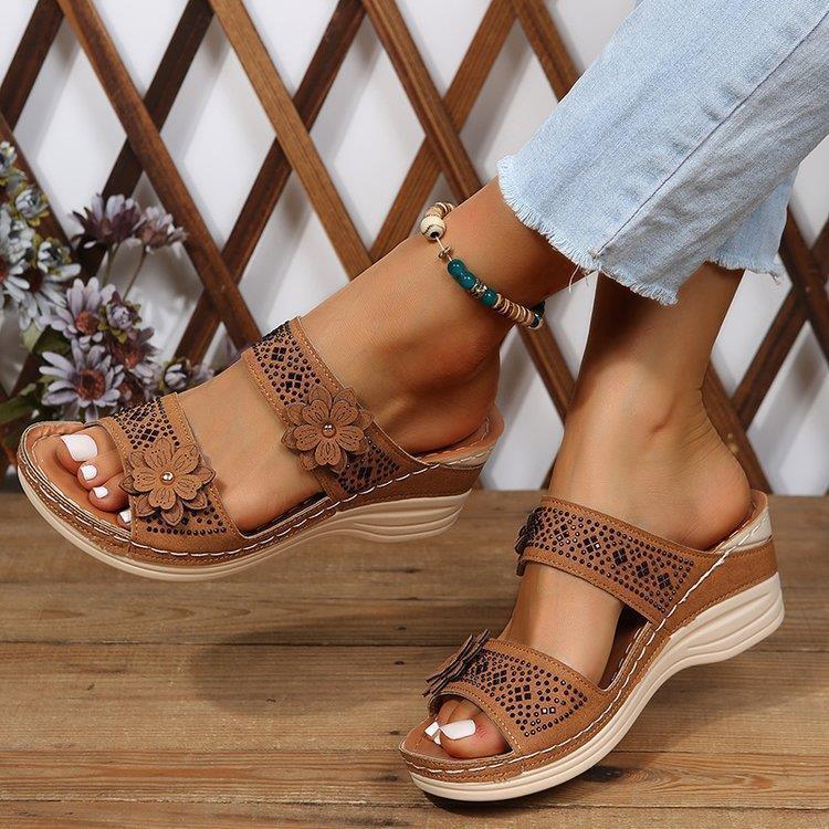 Wedge sandals for women with a floral design and an anatomical sole Lune London