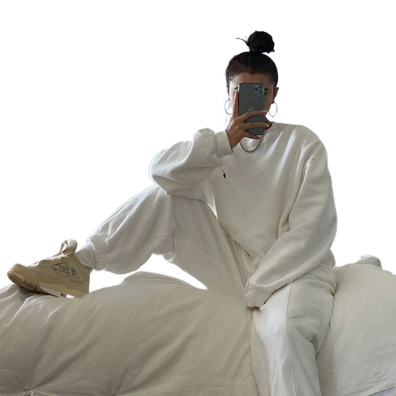 Women's comfortable sweat suit with practical pockets and elastic waistband Chic & Stil