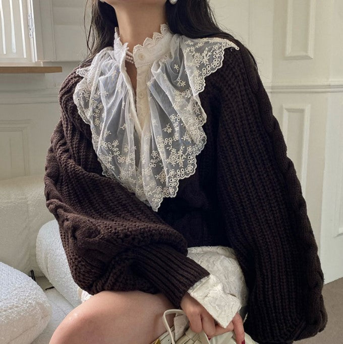 Chunky knit pullover for women with voluminous sleeves and a V-neck Lune London