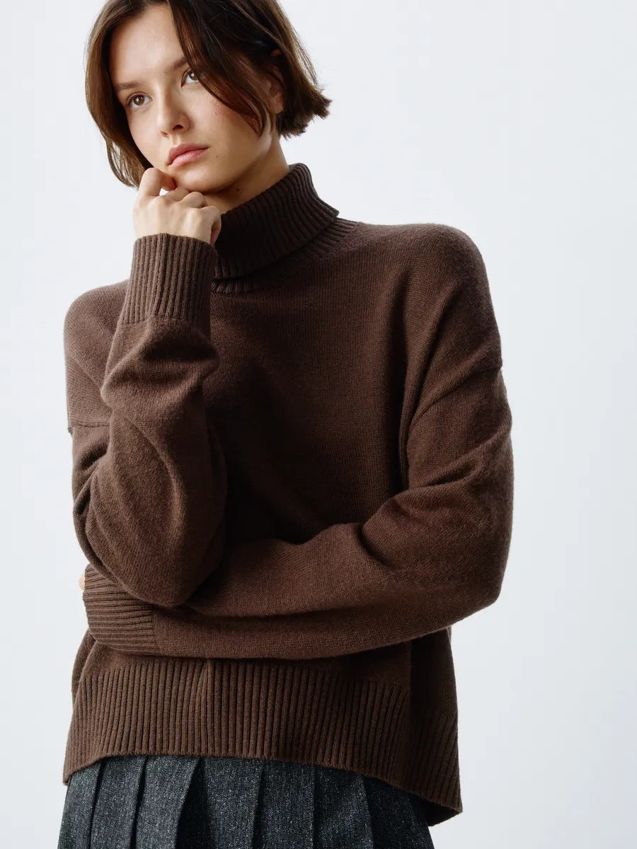 Pull Femme Col Roulé Confortable avec Coupe Oversize et Structure à Fines Côtes Chic & Stil