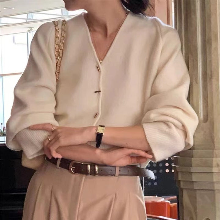Cardigan pour femmes avec un deep V-neck et des boutons élégants Chic & Stil