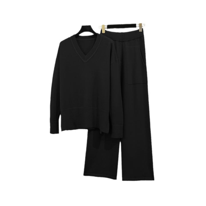 Casual knit loungewear set for women with deep V-neck and practical pockets Lune London