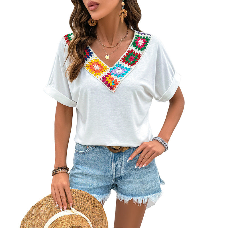 T-shirt féminin à la mode avec col en crochet coloré Chic & Stil