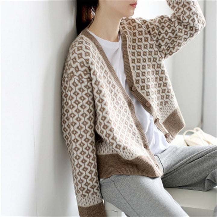 Femme cardigan élégant avec motif géométrique et détails de boutons Chic & Stil