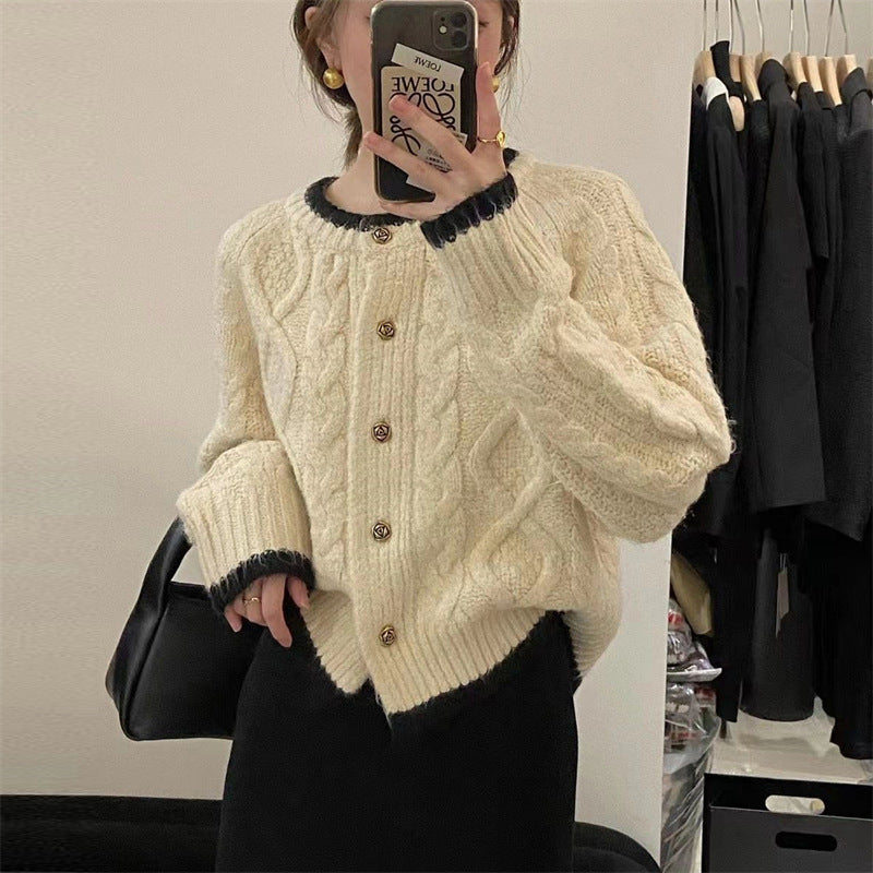 Cardigan féminin en tricot épais avec un élégant motif en torsades et des boutons décoratifs Chic & Stil