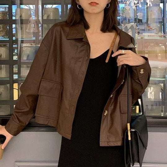 Veste en cuir courte pour femmes avec des détails de boutons décoratifs Chic & Stil