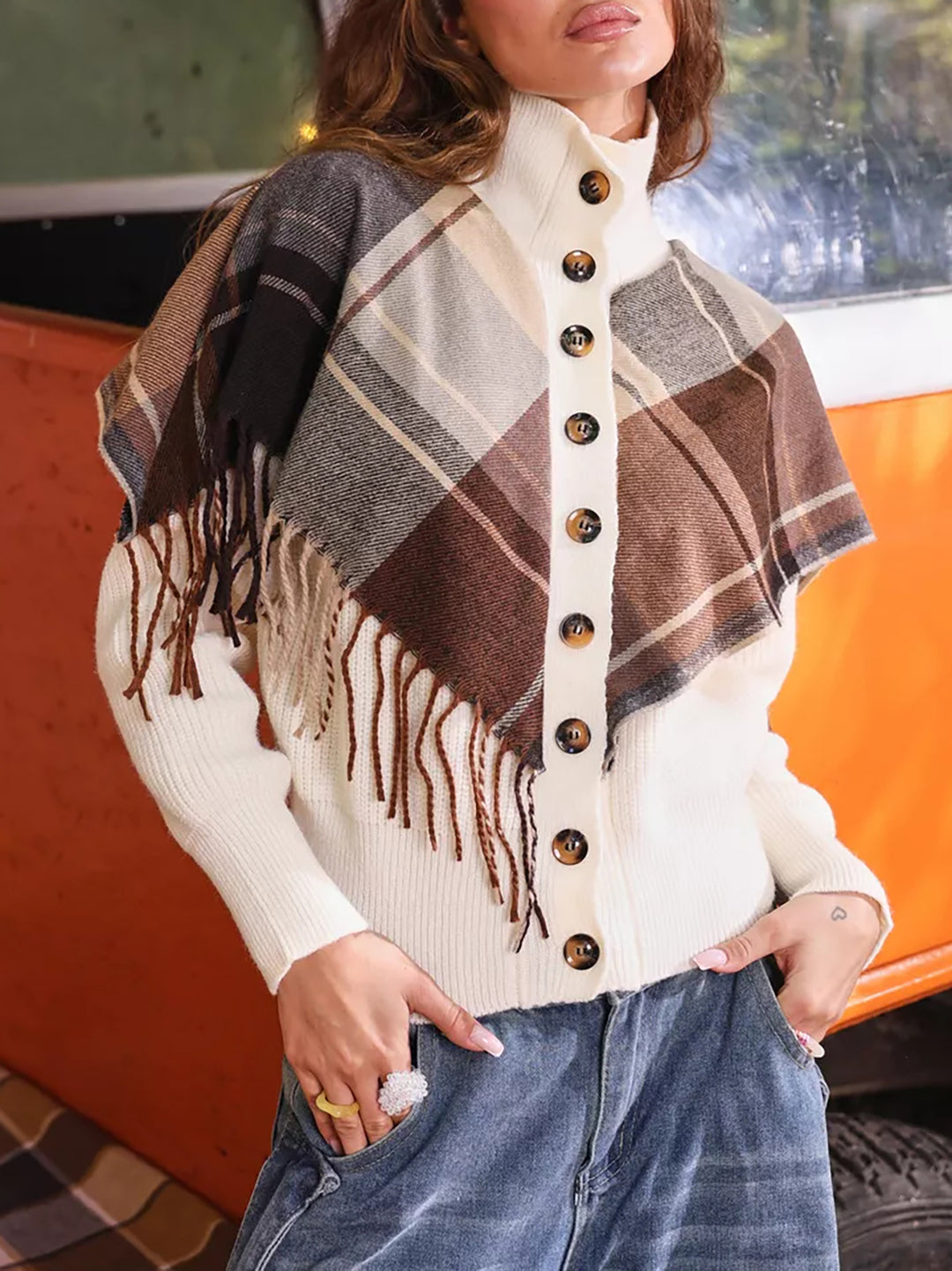 Gilet tricoté pour femmes avec un motif décoratif à carreaux et des détails de boutons pratiques Chic & Stil