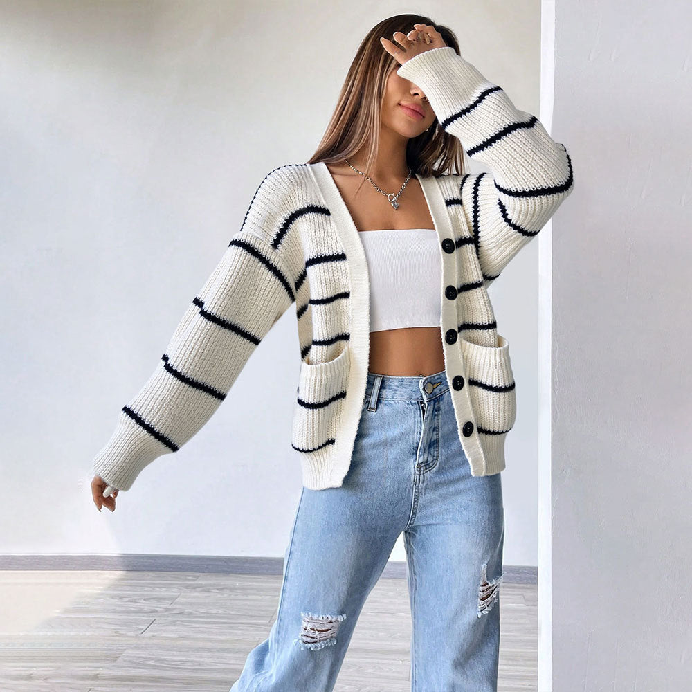 Cardigan tricoté à manches courtes rayé pour femmes avec fermeture à boutons et poches latérales Chic & Stil