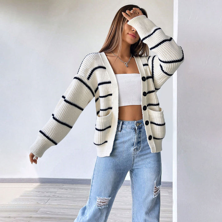 Cardigan tricoté à manches courtes rayé pour femmes avec fermeture à boutons et poches latérales Chic & Stil