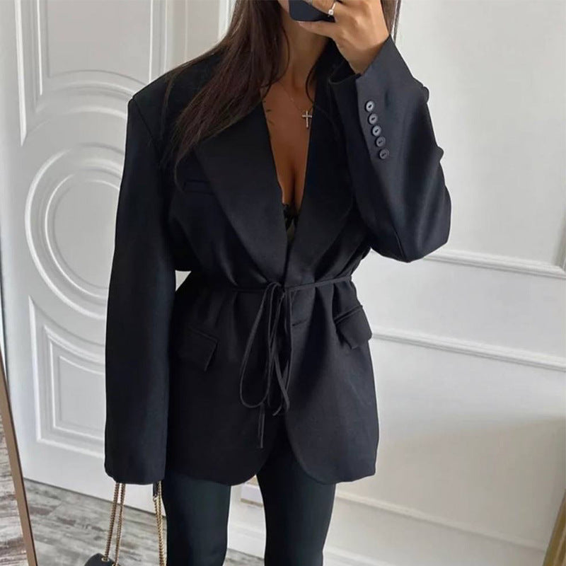 Fashionable women's blazer with adjustable belt Lune London