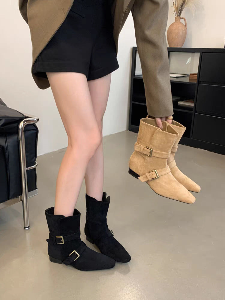 Stylish Chelsea boots for ladies with a trendy chain detail and a chic heel